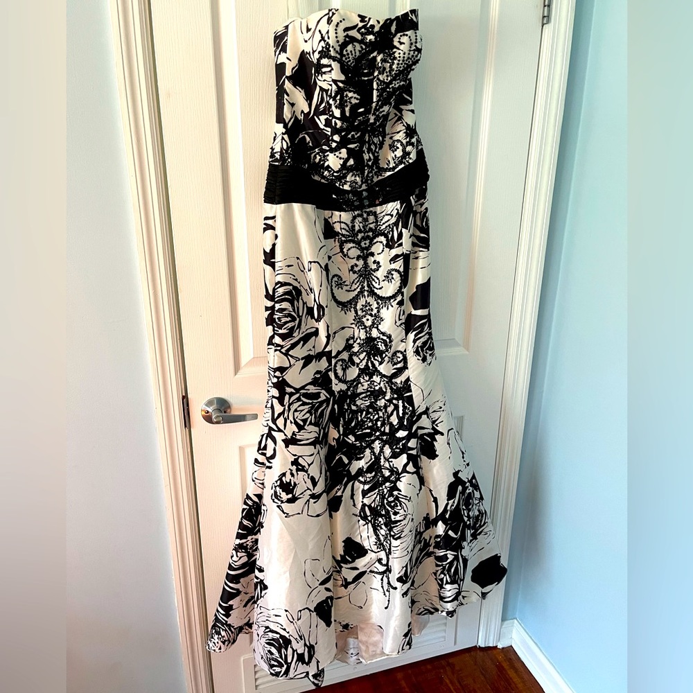 Strapless Caché formal dress